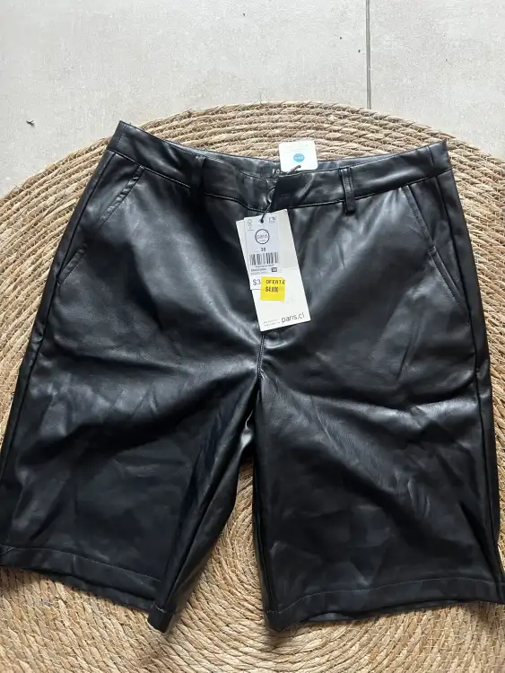 Short cuero
